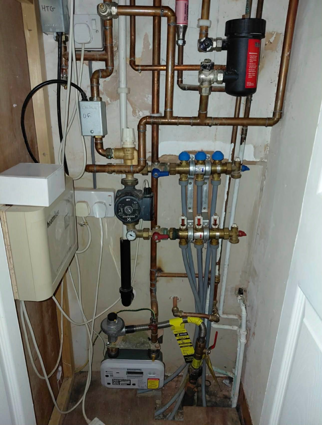 UFH manifold before replacement